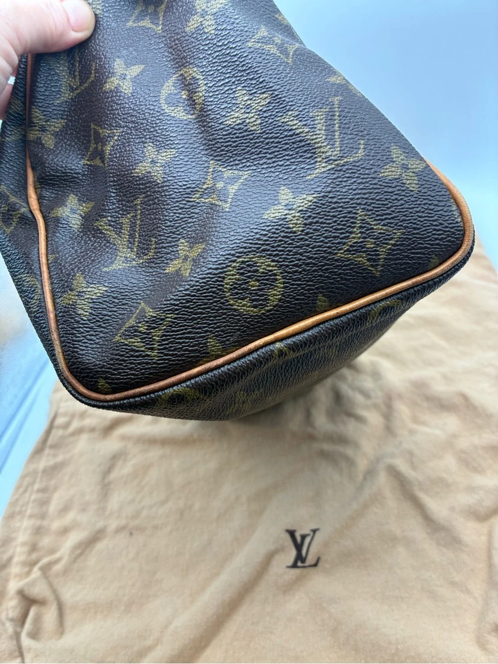 Louis Vuitton Monogram speedy 25 bag with LV dust bag & lock & key discontinued